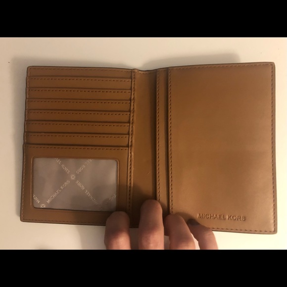 Authentic Michael Kors jet set passport holder/wallet - Picture 2 of 5